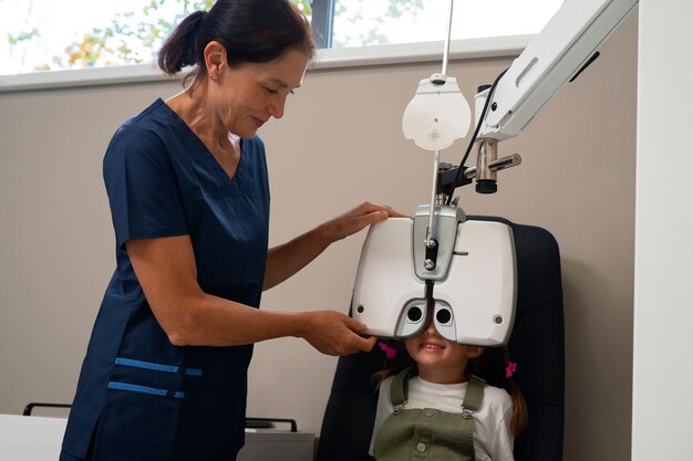 Garota de vista lateral examinando os olhos