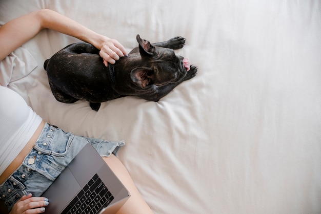 Foto grátis garota de vista superior relaxando com seu cachorrinho