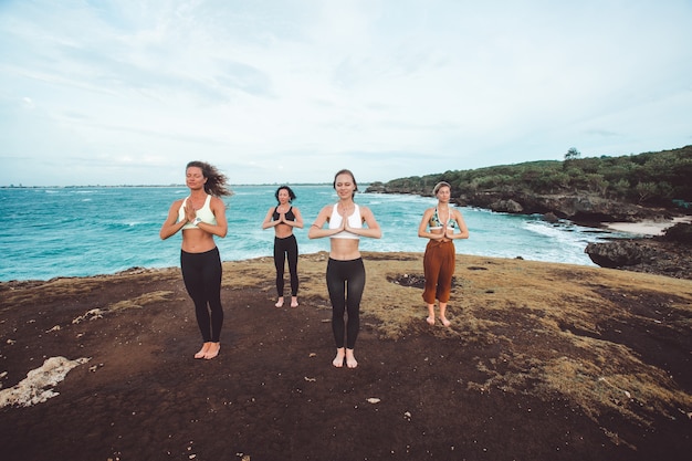 garota do grupo fazendo yoga