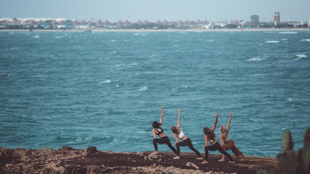 garota do grupo fazendo yoga