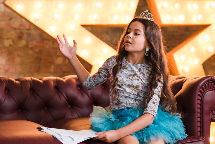Foto grátis garota elegante vestido sentado no sofá segurando scripts