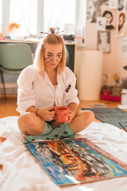 Garota em casa olhando para tela