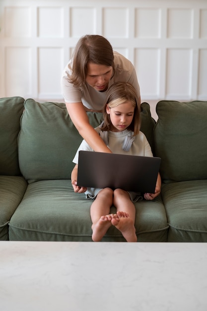 Foto grátis garota em tiro completo com laptop