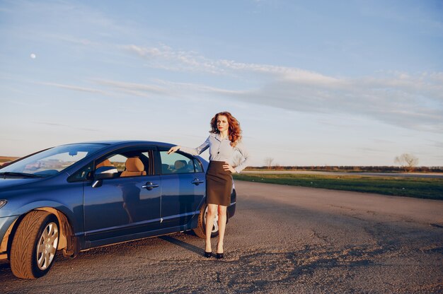 garota em um carro