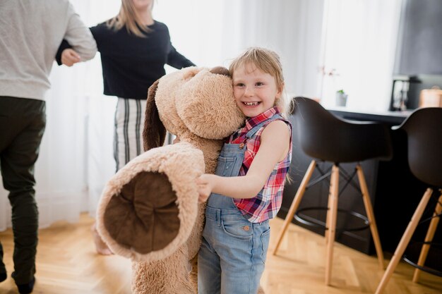 Foto grátis garota engraçada com brinquedo de pelúcia