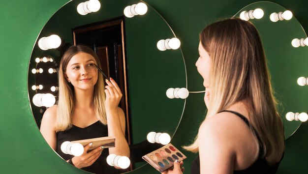 Foto grátis garota fazendo ela fazer em uma sala verde