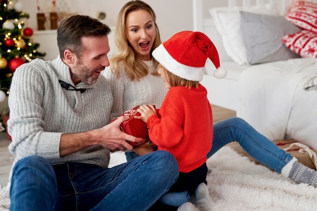 Garota feliz com a família na época do Natal