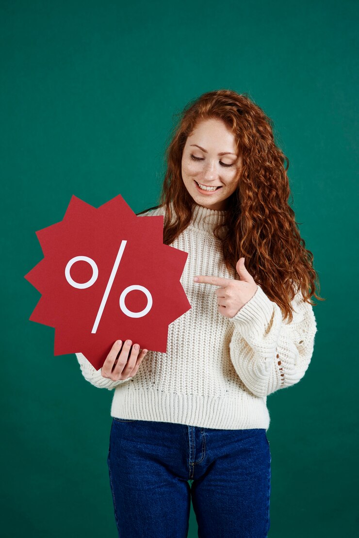 Foto grátis garota feliz com banner de inverno