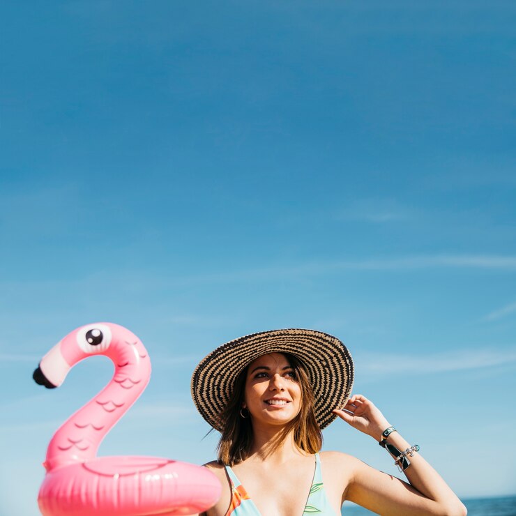 Foto grátis garota feliz com flamingo inflável