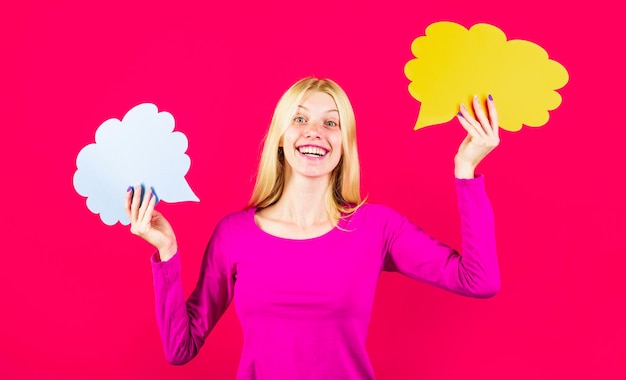 Garota feliz com mulher de banner de bolha de fala vazia com cartão de publicidade de dois sinais de diálogo sim ou não