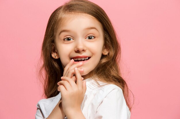 Garota feliz em pé e sorrindo