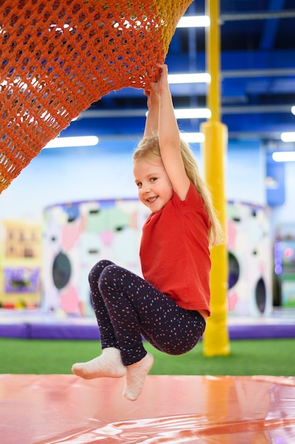 Foto grátis garota feliz na vista lateral para o parque infantil