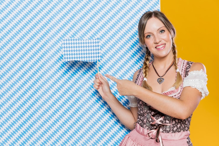 Foto grátis garota feliz, segurando a bandeira com fundo