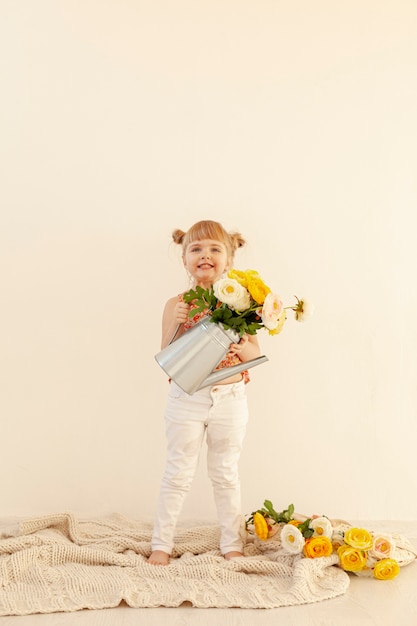 Foto grátis garota feliz, segurando flores cópia espaço