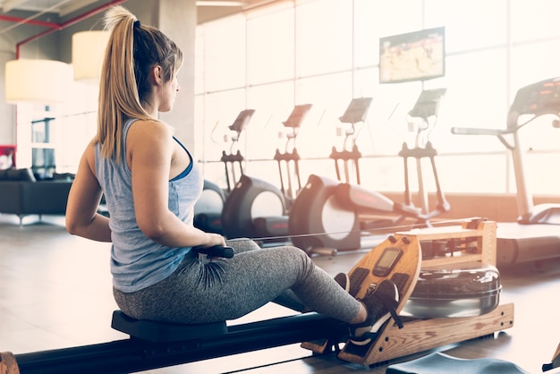 Garota fitness fazendo exercício