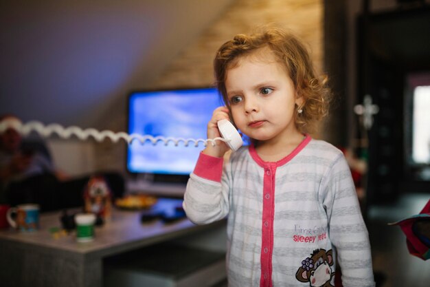 Foto grátis garota frustrada falando no telefone