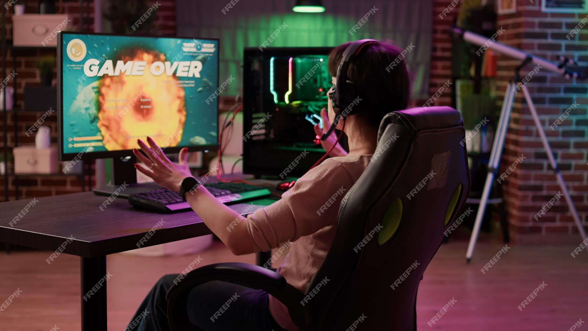 Garota gamer se sentindo louca gritando na tela do computador depois de  perder o nível difícil no atirador de espaço online no pc de jogos. mulher  caucasiana jogando jogo multiplayer decepcionada após falhar na competição.