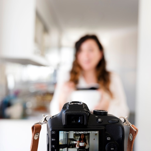 Foto grátis garota gravando uma receita