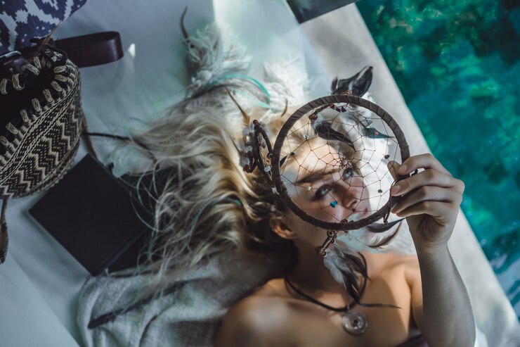 Foto grátis garota indiana em casa. apanhadores de sonhos linda loira com coletores de sonho.