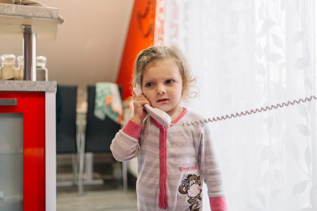 Foto grátis garota insatisfeita falando no telefone