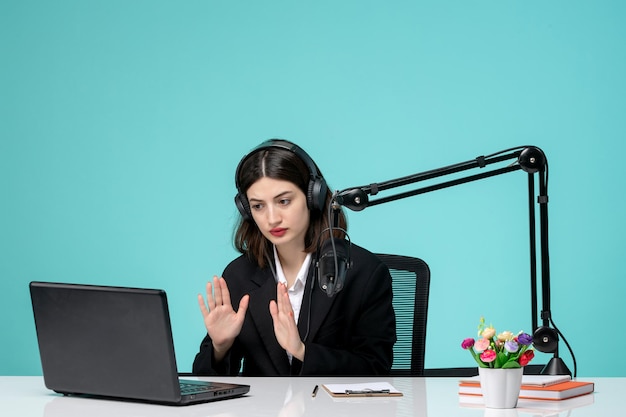 Garota jornalista blogueira bonita jovem em blazer preto gravando discurso na câmera falando