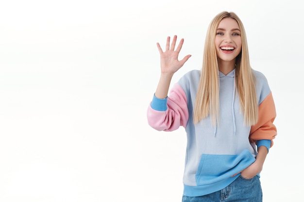 Garota loira alegre e amigável sorrindo amplamente