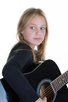 Garota loira aprendendo a tocar guitarra isolada