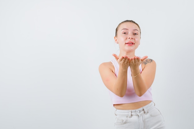 Garota loira está posando para a câmera no fundo branco