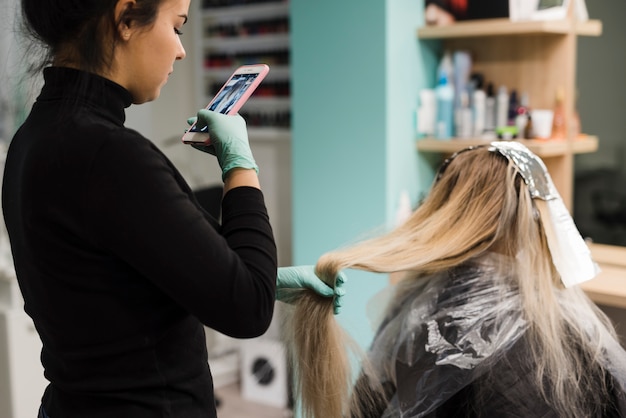 Garota loira fazendo o cabelo dela