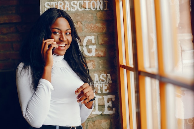 garota muito negra em um café