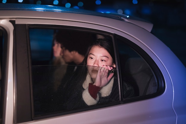 Garota no carro à noite