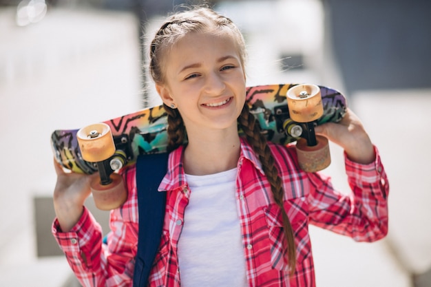 Foto grátis garota patinando no parque