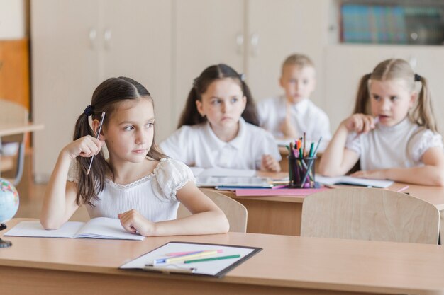 Garota pensando e olhando para longe na aula