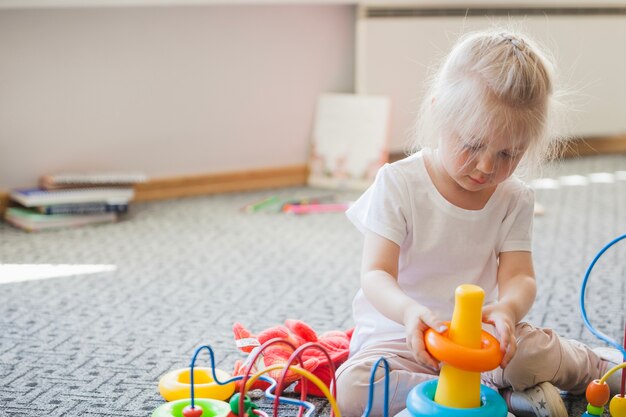 Garota pequena com brinquedo em desenvolvimento