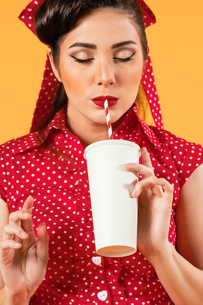 Garota pinup fofa bebendo refrigerante