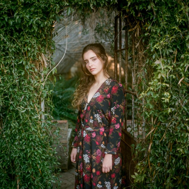 Mulher, com, vestido floral, e, pés descalços | Foto Grátis