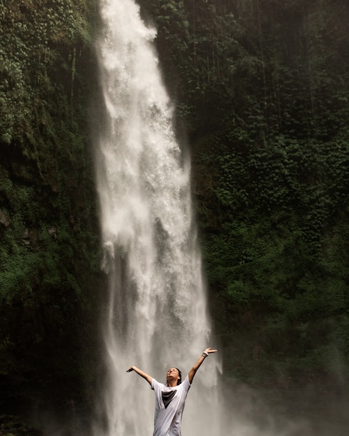 Foto grátis garota posando no cenário de uma cachoeira