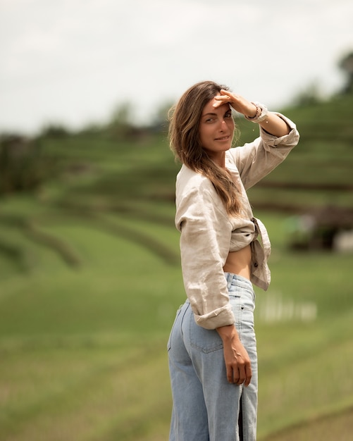 Garota posando no fundo de arroz teresa