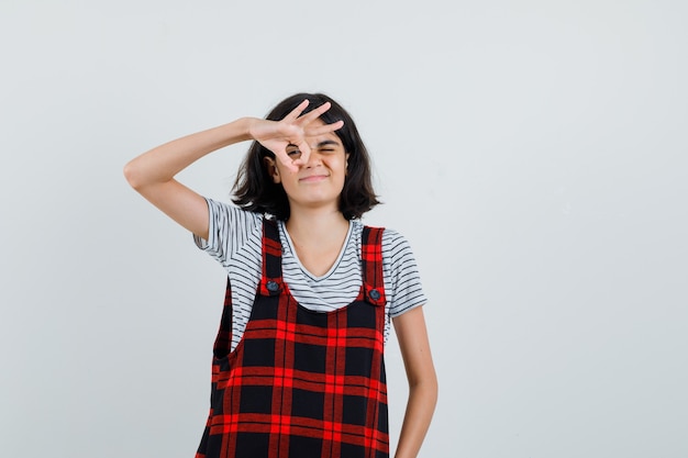 Foto grátis garota pré-adolescente mostrando gesto de ok no olho em uma camiseta