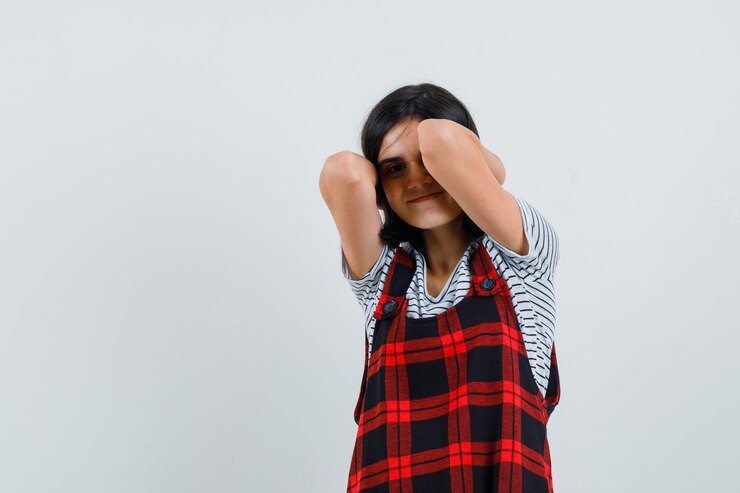 Foto grátis garota pré-adolescente segurando a mão em seu pescoço com uma camiseta