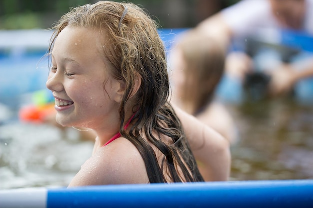 Garota rindo na piscina no dia de verão