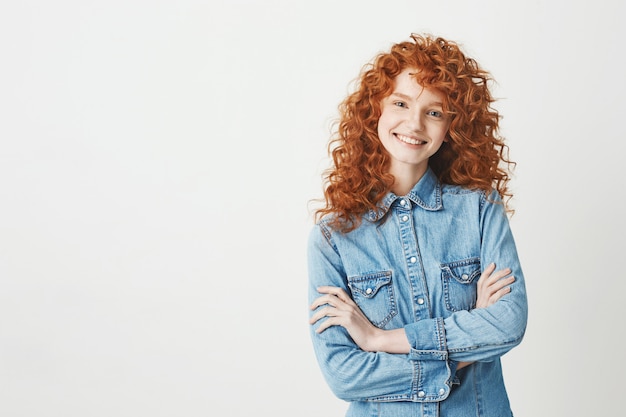 Foto grátis garota ruiva muito alegre com voando cabelo encaracolado sorrindo rindo.