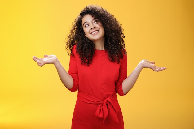 Garota se sentindo sem noção e boba, sem se incomodar com nada, encolhendo os ombros sonhadora e indiferente, sorrindo despreocupada como se parecesse sonhadora no canto superior direito, estendeu as mãos para os lados em um gesto incerto.