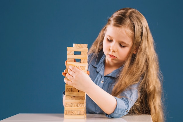 Foto grátis garota séria jogando jenga