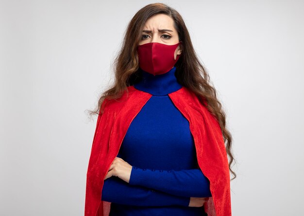 Garota séria super-heroína caucasiana com capa vermelha e máscara protetora vermelha