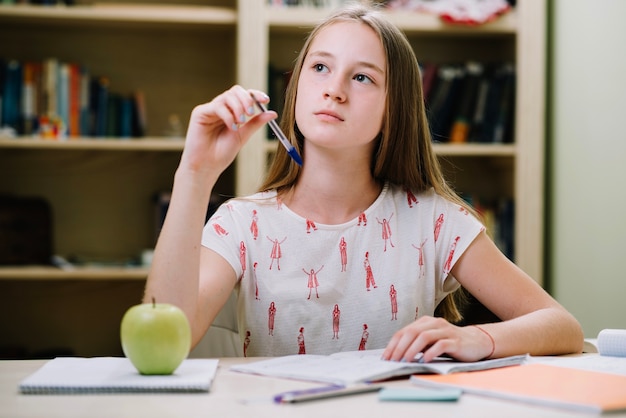 Foto grátis garota sonhadora estudando