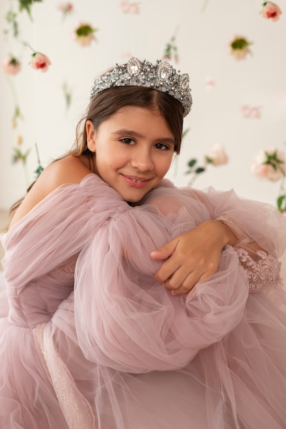 Foto grátis garota sorridente de vista lateral com vestido de princesa