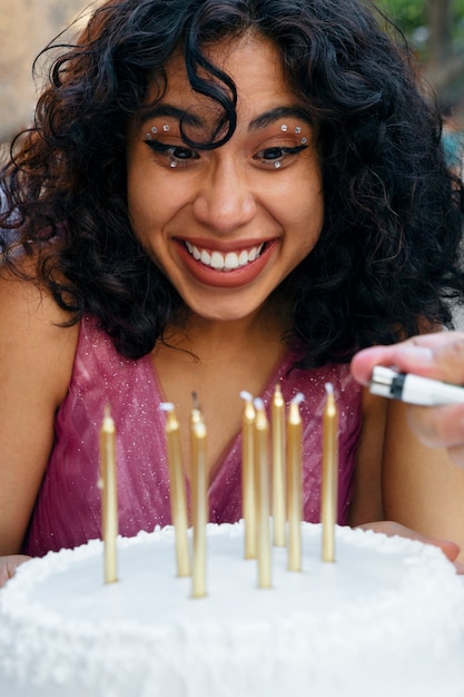 Garota sorridente quente de médiuns com bolo