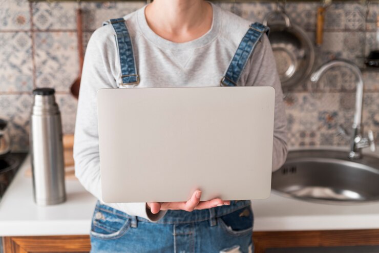 Foto grátis garota trabalhando no laptop cinza