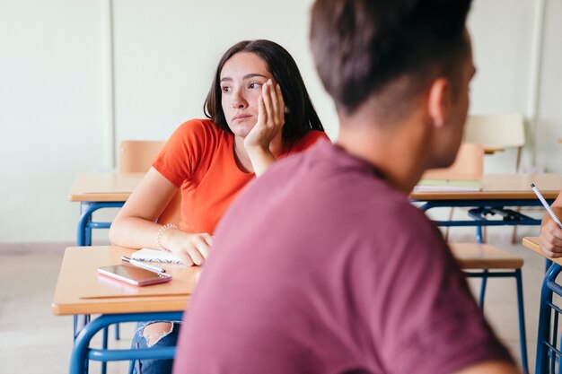 Foto grátis garota triste no primeiro dia da escola